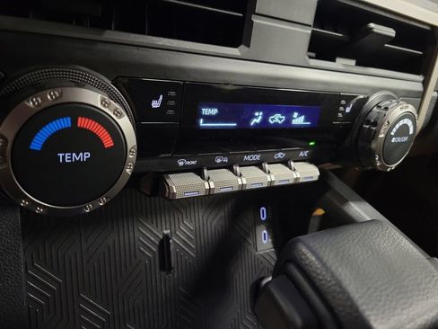 Used 2025 Toyota Tacoma SR5 AWD/4WD image 24