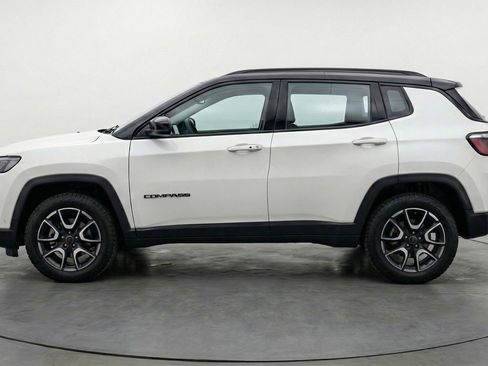 Used 2025 Jeep Compass Trailhawk image 5