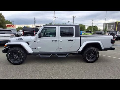 Used 2024 Jeep Gladiator Sport AWD/4WD image 5