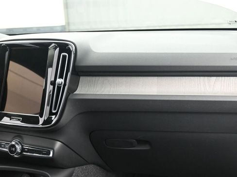 Used 2025 Volvo XC40 B5 Plus image 15