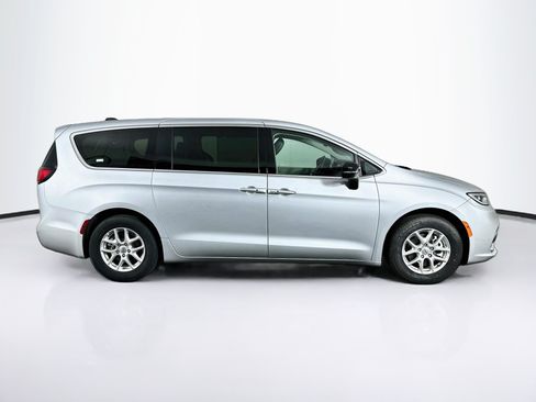 Used 2024 Chrysler Pacifica Touring-L FWD image 10