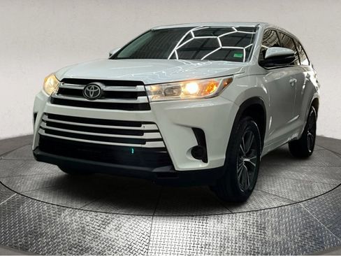 Used 2017 Toyota Highlander LE image 4