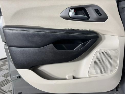 Used 2022 Chrysler Pacifica Touring-L FWD image 39