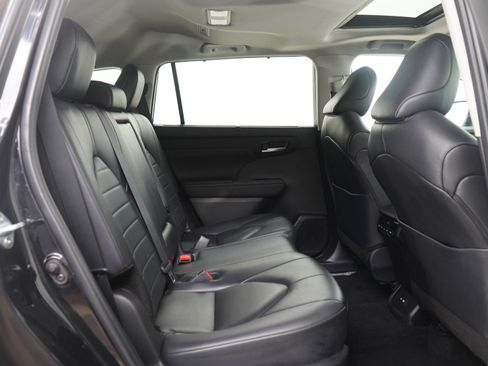 Used 2024 Toyota Highlander XLE image 16