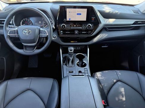 Used 2025 Toyota Highlander XLE FWD image 21