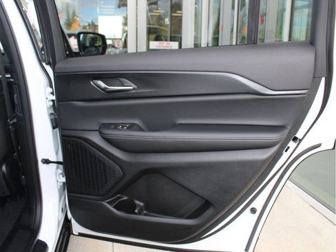 New 2025 Jeep Grand Cherokee L Altitude image 27