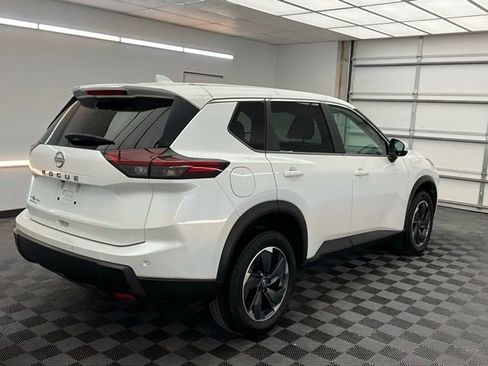 Used 2025 Nissan Rogue SV image 4