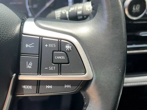 Used 2022 Toyota Highlander XLE FWD image 16