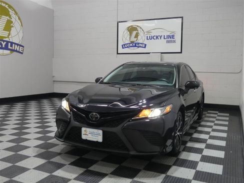 Used 2020 Toyota Camry SE w/ Convenience Package FWD image 4
