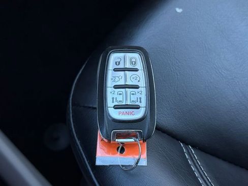 Used 2024 Chrysler Pacifica Touring-L FWD image 12