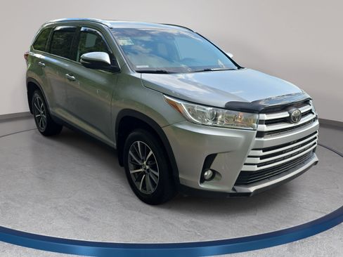 Used 2019 Toyota Highlander XLE AWD/4WD image 3