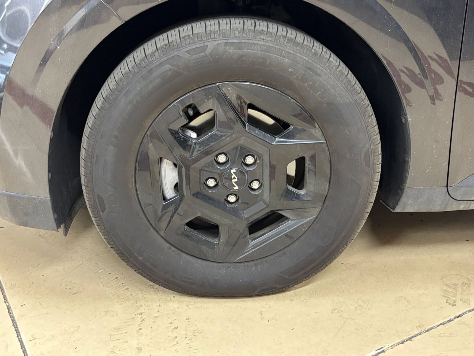 Used 2026 Kia Carnival FWD image 32