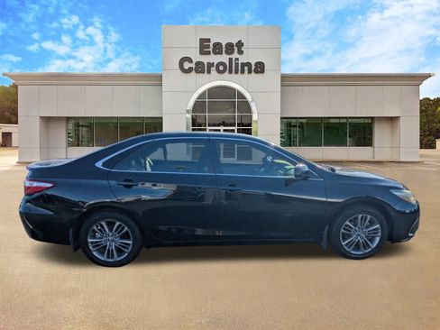 Used 2017 Toyota Camry SE image 2