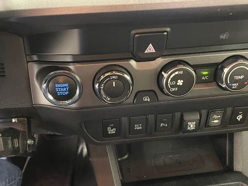 Used 2019 Toyota Tacoma TRD Off-Road image 9