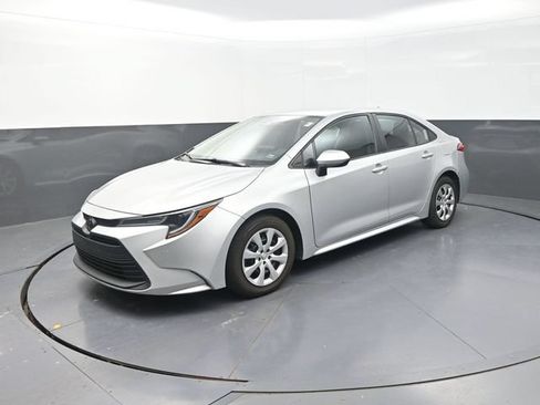 Used 2024 Toyota Corolla LE FWD image 3