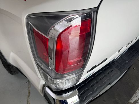 Used 2021 Toyota Tacoma TRD Off-Road AWD/4WD image 45