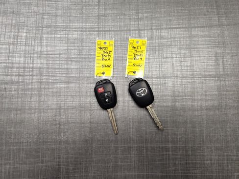 Used 2015 Toyota RAV4 LE AWD/4WD image 2