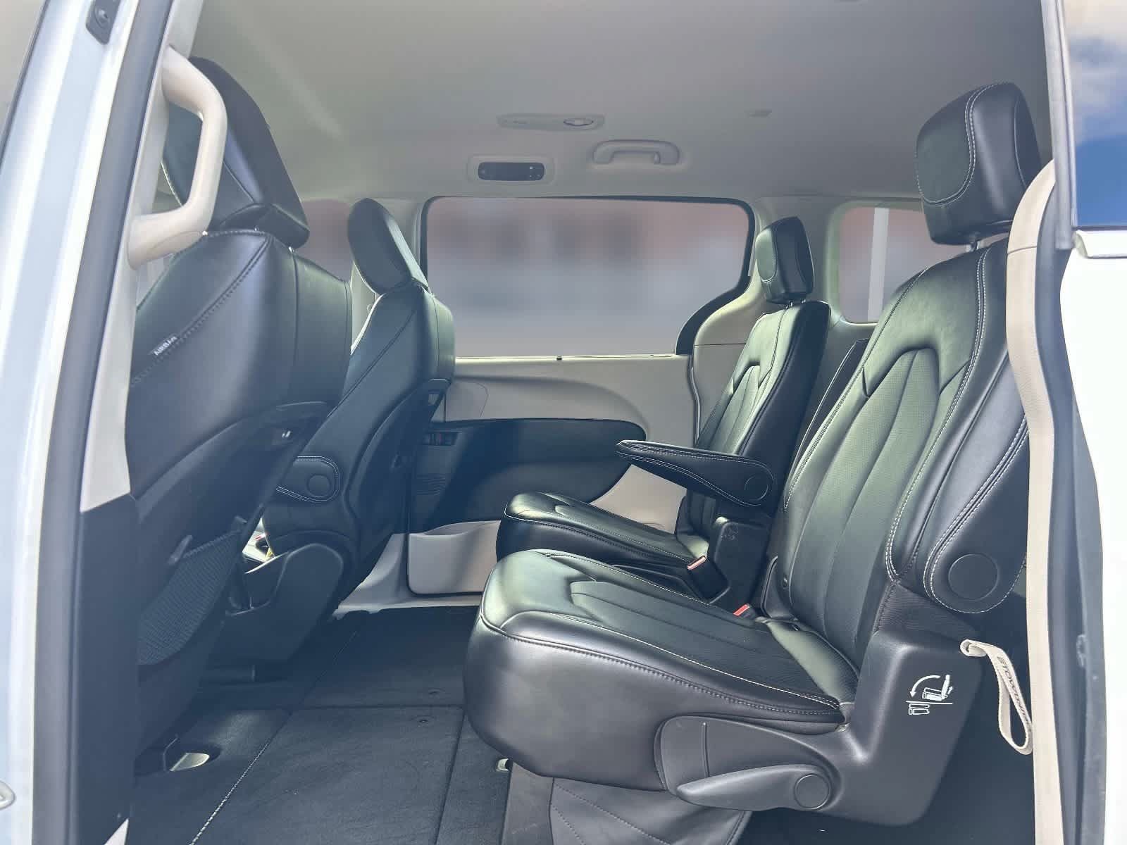 Used 2024 Chrysler Pacifica Touring-L FWD image 22