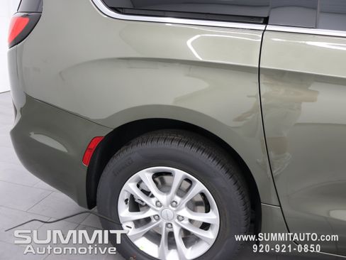 New 2027 Chrysler Pacifica Select AWD/4WD image 26