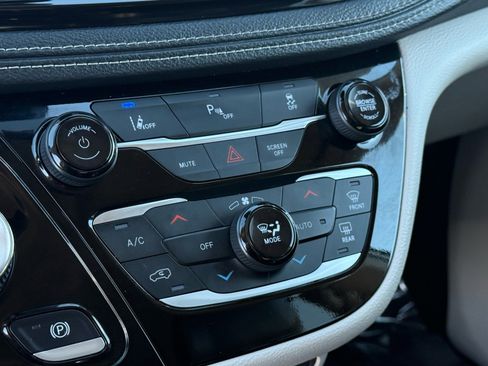 Used 2024 Chrysler Pacifica Select image 24