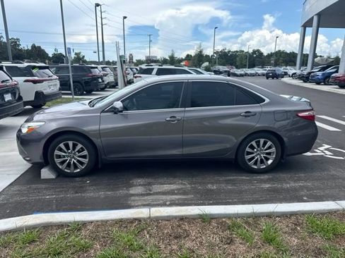 Used 2017 Toyota Camry XLE w/ Moonroof Package FWD image 3