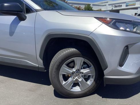 Used 2022 Toyota RAV4 LE AWD/4WD image 3
