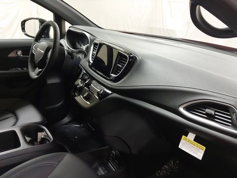New 2026 Chrysler Pacifica Select image 29