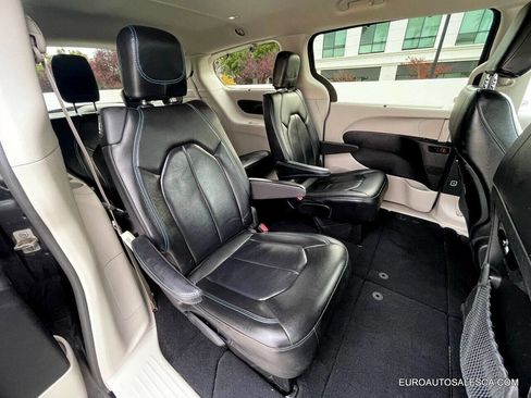 Used 2021 Chrysler Pacifica Touring-L image 20