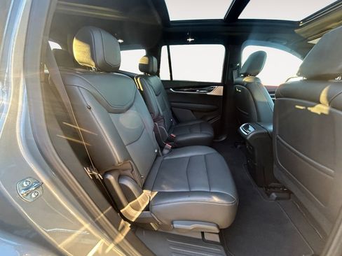 Used 2025 Cadillac XT6 Premium Luxury image 11