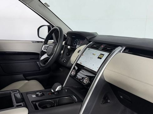 Used 2025 Land Rover Discovery S AWD/4WD image 33