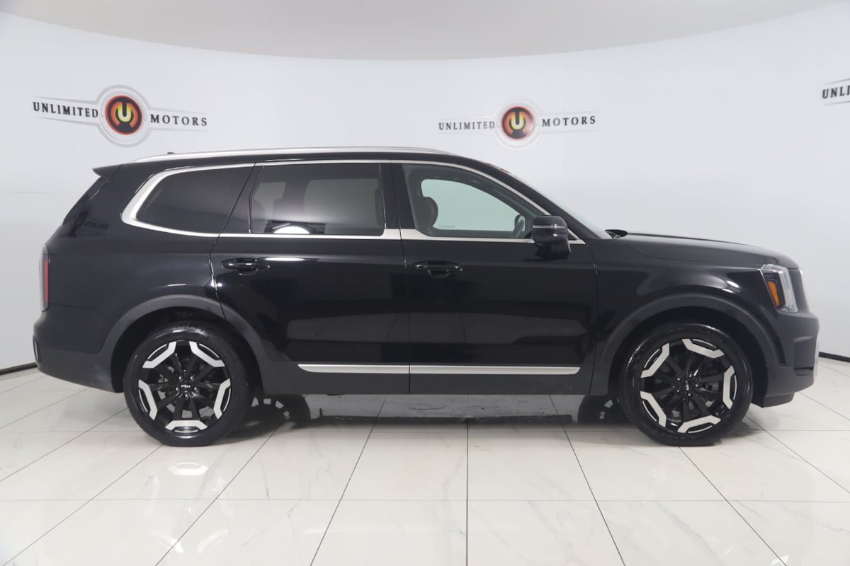Used 2024 Kia Telluride EX w/ EX Captain's Chair Package FWD image 2