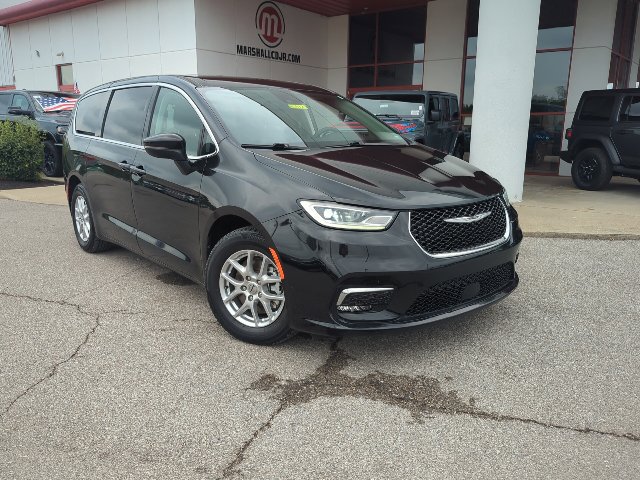 Used 2023 Chrysler Pacifica Touring-L FWD image 3