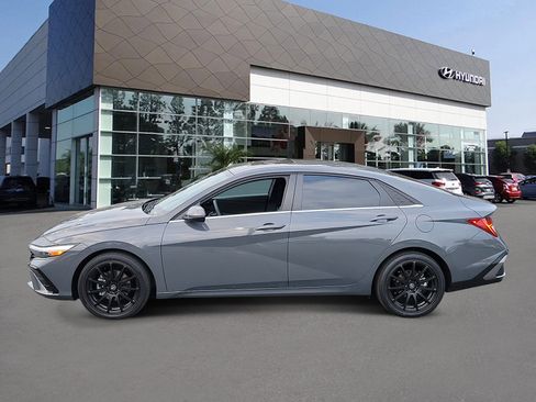 Certified 2025 Hyundai Elantra Limited w/ Cargo Package FWD image 3