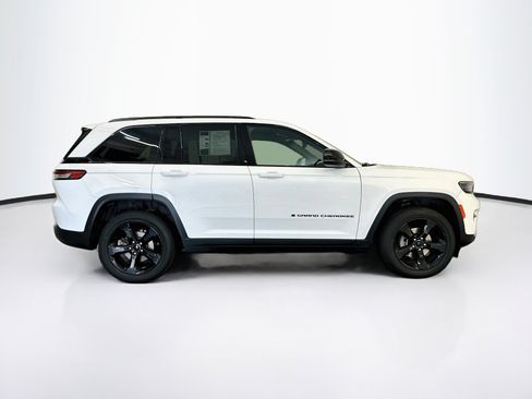 Used 2024 Jeep Grand Cherokee Altitude AWD/4WD image 10