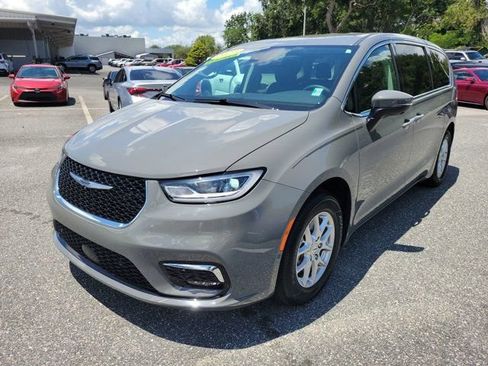 Used 2023 Chrysler Pacifica Touring-L FWD image 14