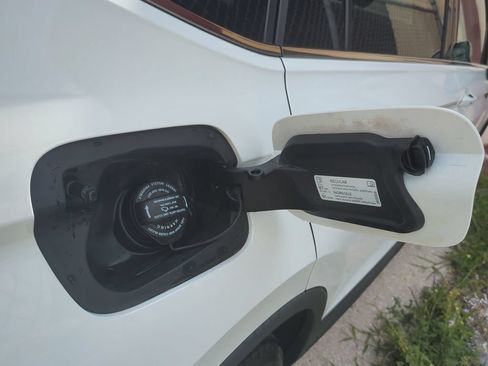 Used 2022 Volkswagen Tiguan SE w/ Panoramic Sunroof Package FWD image 16