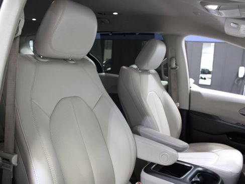 Used 2021 Chrysler Pacifica Touring-L FWD image 24