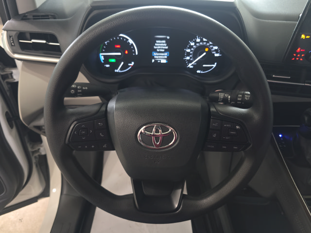 Used 2024 Toyota Sienna LE FWD image 14