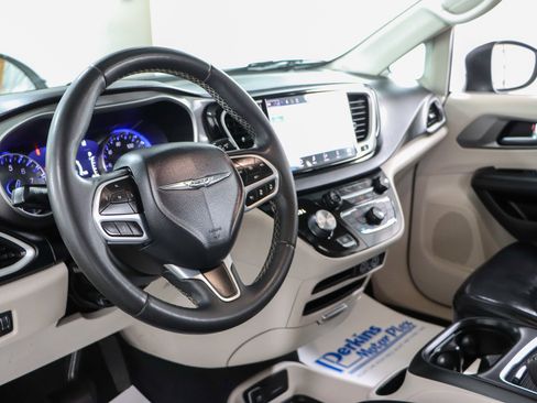 Used 2023 Chrysler Pacifica Touring-L FWD image 22
