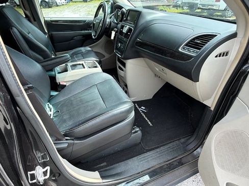 Used 2016 Chrysler Town & Country Touring w/ Driver Convenience Group FWD image 19