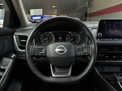 Used 2025 Nissan Rogue SV FWD image 31