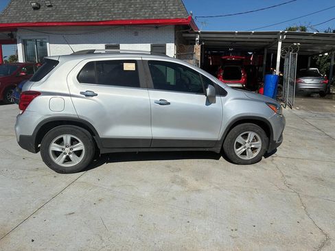 Used 2018 Chevrolet Trax LT w/ LT Convenience Package FWD image 3