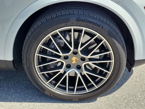 Certified 2023 Porsche Cayenne AWD/4WD image 13