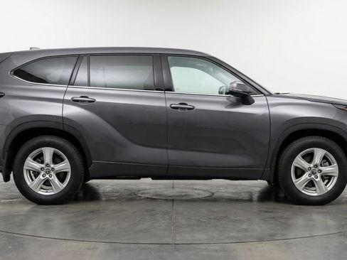 Used 2025 Toyota Highlander LE FWD image 11