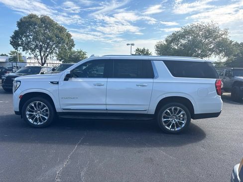 Used 2023 GMC Yukon XL SLT AWD/4WD image 7