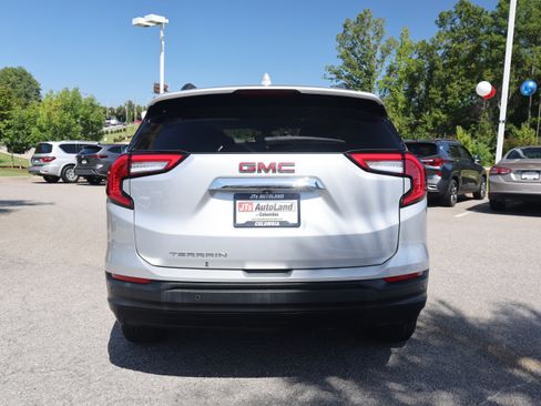 Used 2022 GMC Terrain SLE w/ Driver Convenience Package FWD image 4