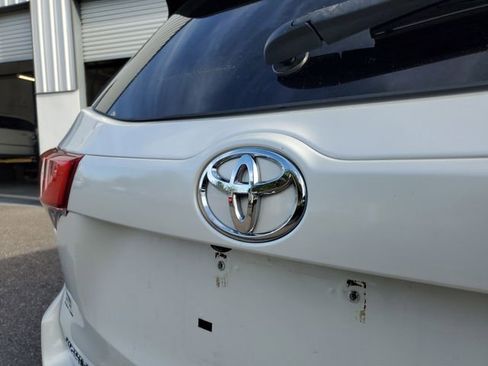 Used 2018 Toyota Highlander LE image 6