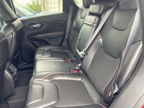 Used 2019 Jeep Cherokee Trailhawk w/ Cold Weather Group AWD/4WD image 14