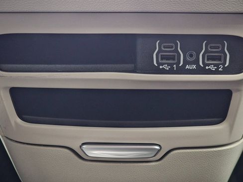 Used 2024 Chrysler Voyager LX image 39