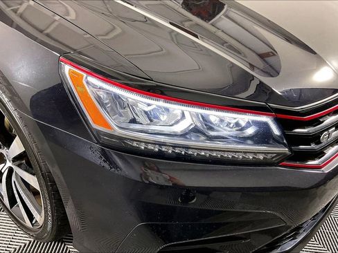 Used 2018 Volkswagen Passat 3.6 image 40